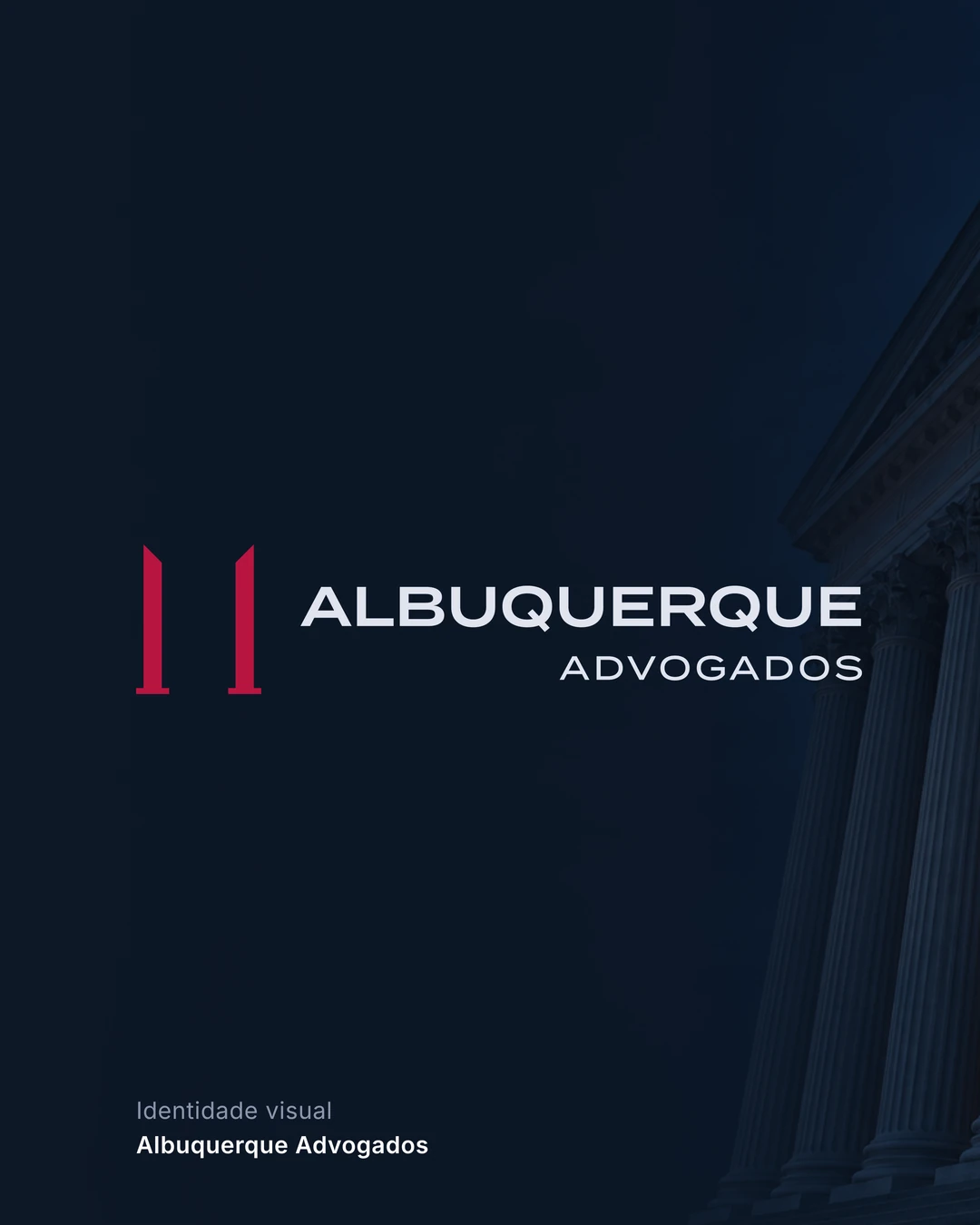 Logo do Albuquerque Advogados sobre a foto noturna de colunas clássicas