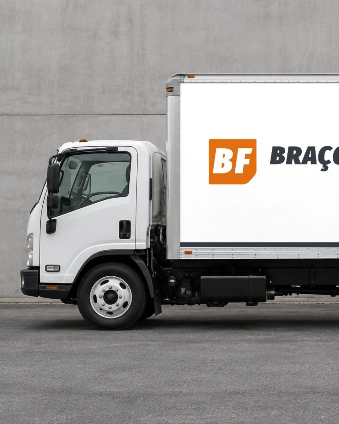 Caminhão baú branco com o logo e as faixas laranja