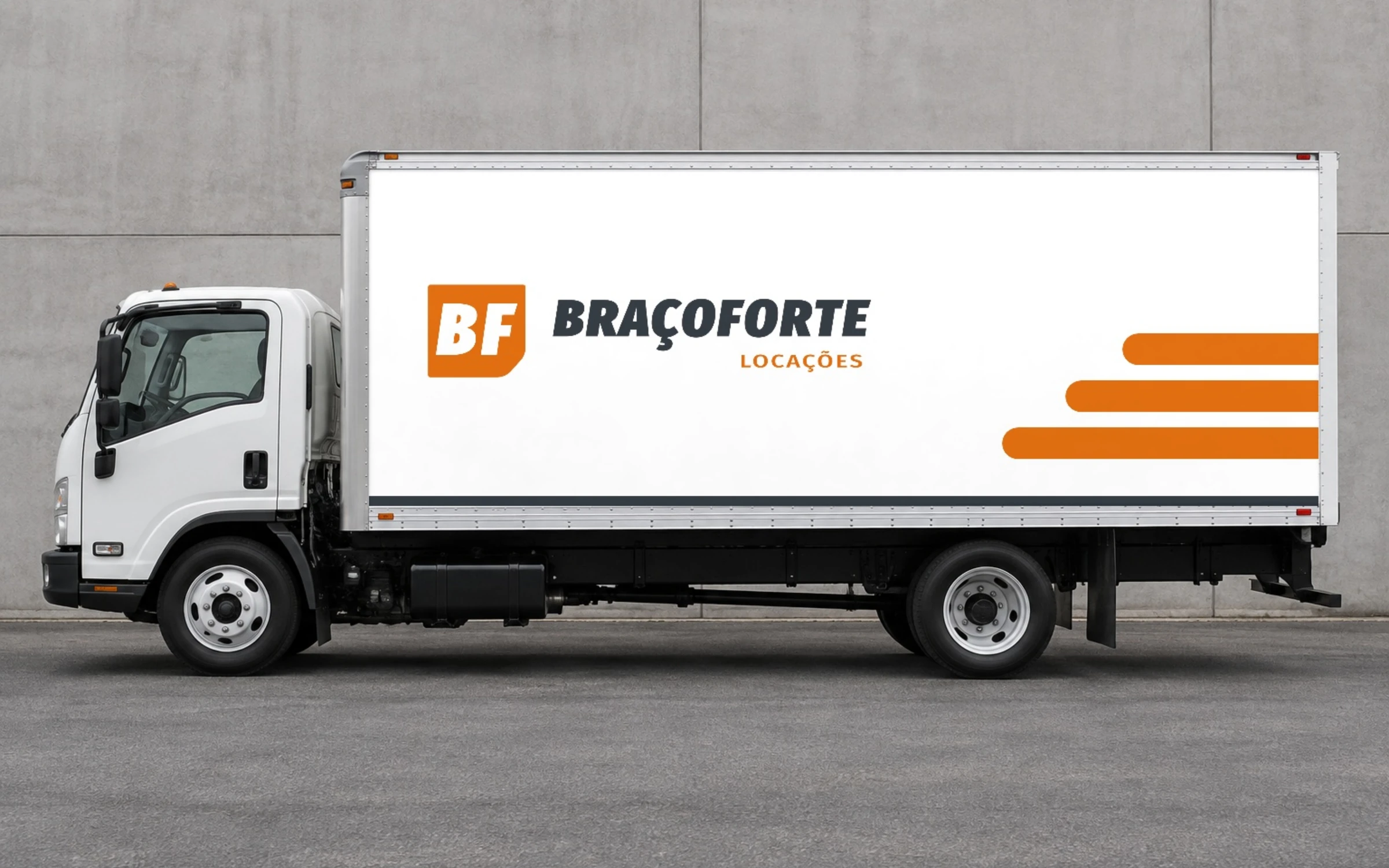 Caminhão baú branco com o logo e as faixas laranja