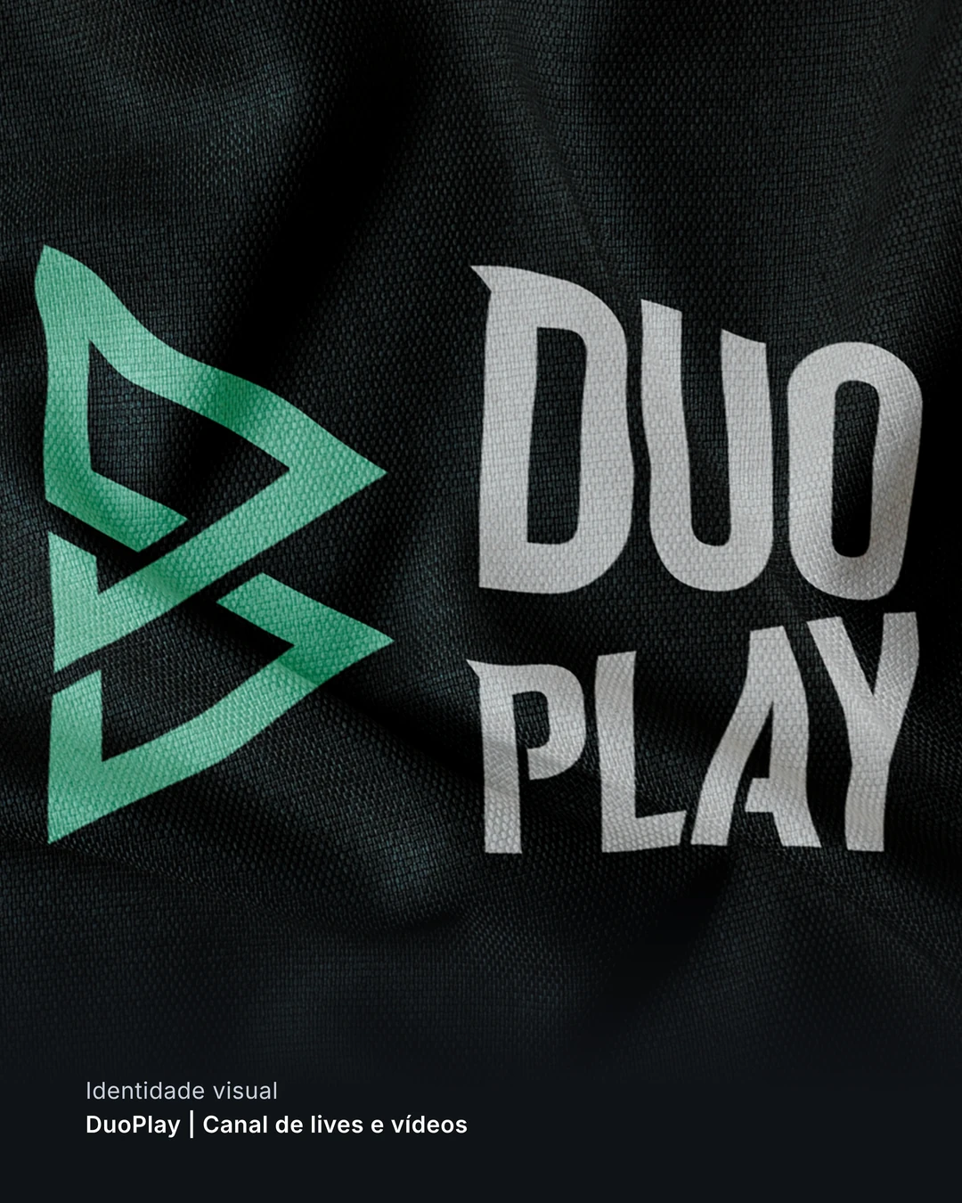 Logo da DuoPlay bordado em tecido escuro