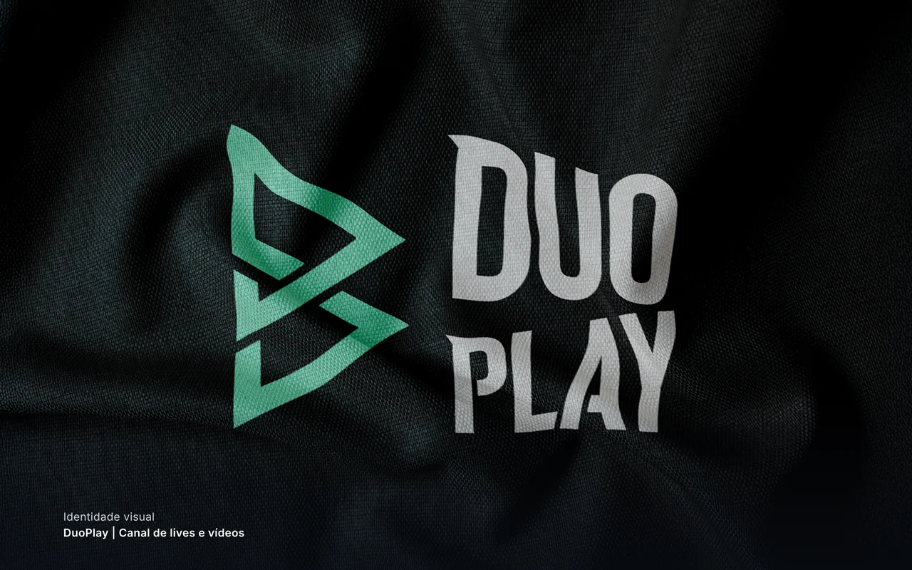 Logo da DuoPlay bordado em tecido escuro