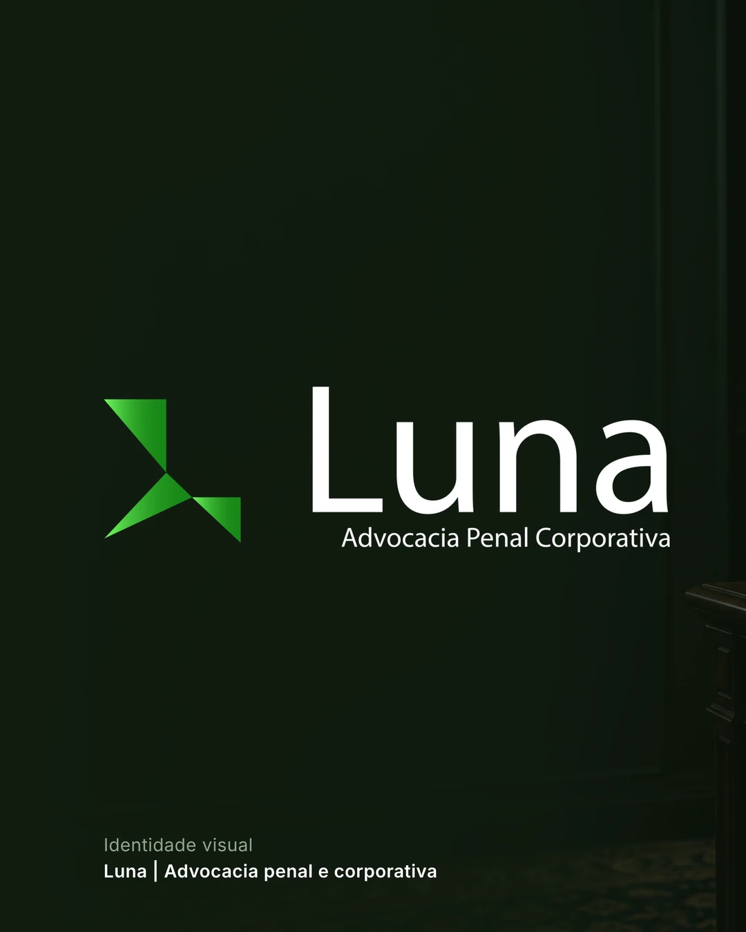 Logo da Luna Advocacia sobre um escritório escuro em tons de verde