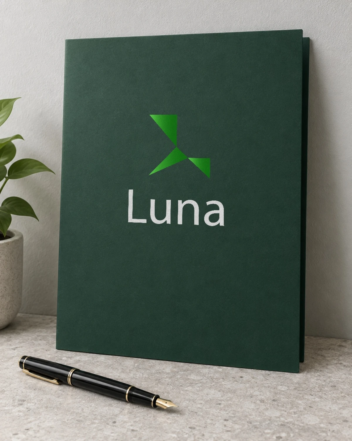 Pasta verde com o logo da Luna em branco
