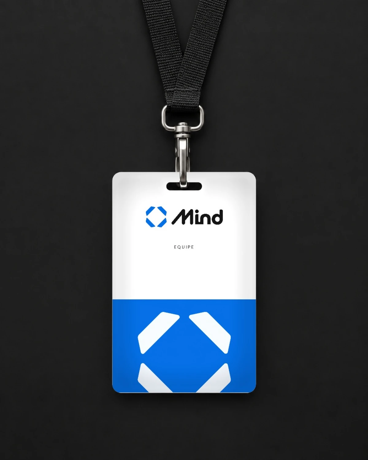 Crachá branco com o logo da Mind e uma faixa azul