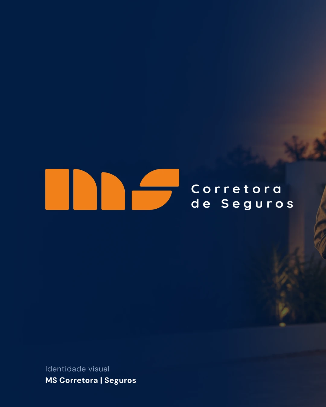 Logo da MS Corretora ao lado de uma família na frente de casa, ao entardecer