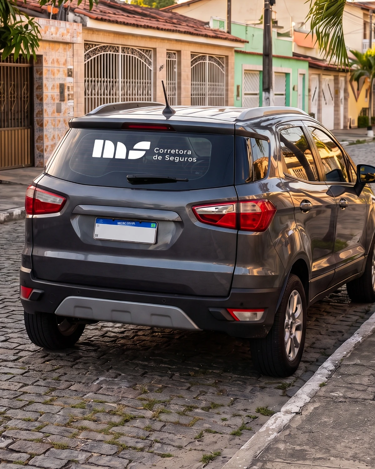 Adesivo da MS no vidro traseiro de um carro