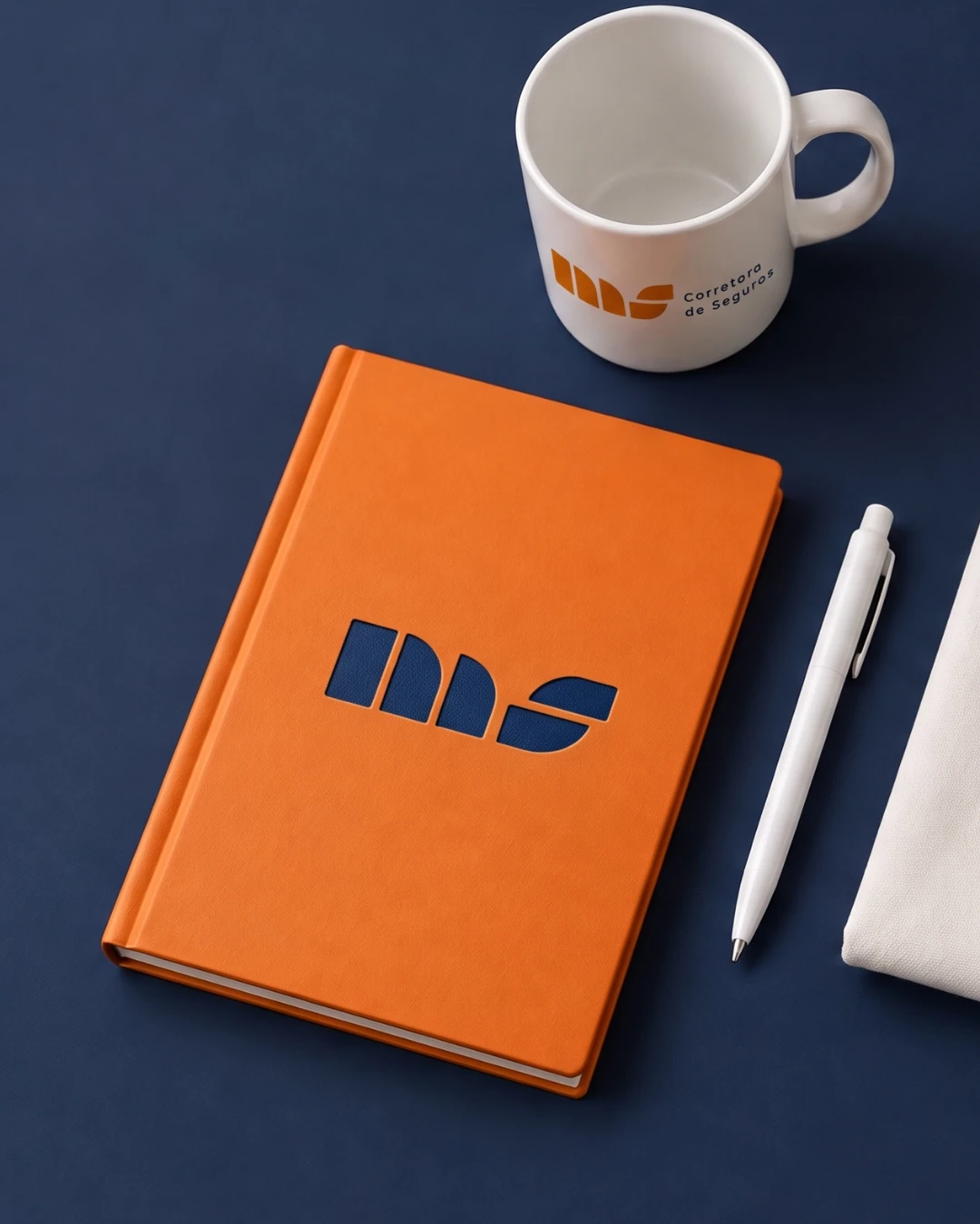 Caderno, caneca e sacola com a marca