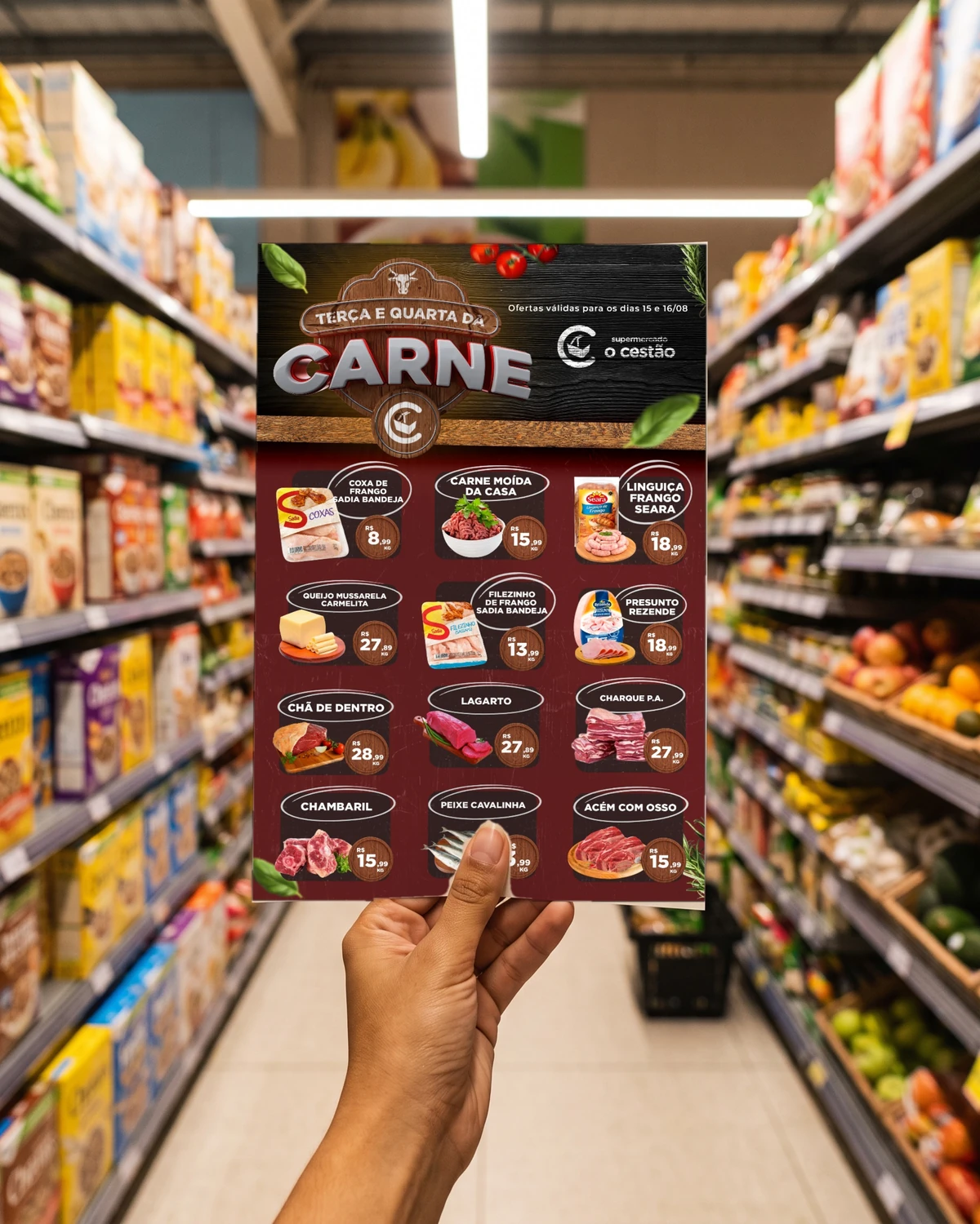 Mão segurando o panfleto Terça e quarta da carne no corredor do mercado