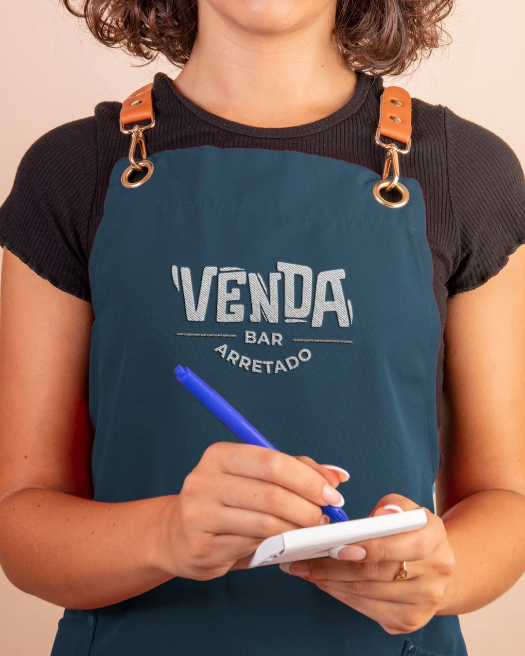 Atendente com avental azul do Venda anotando um pedido
