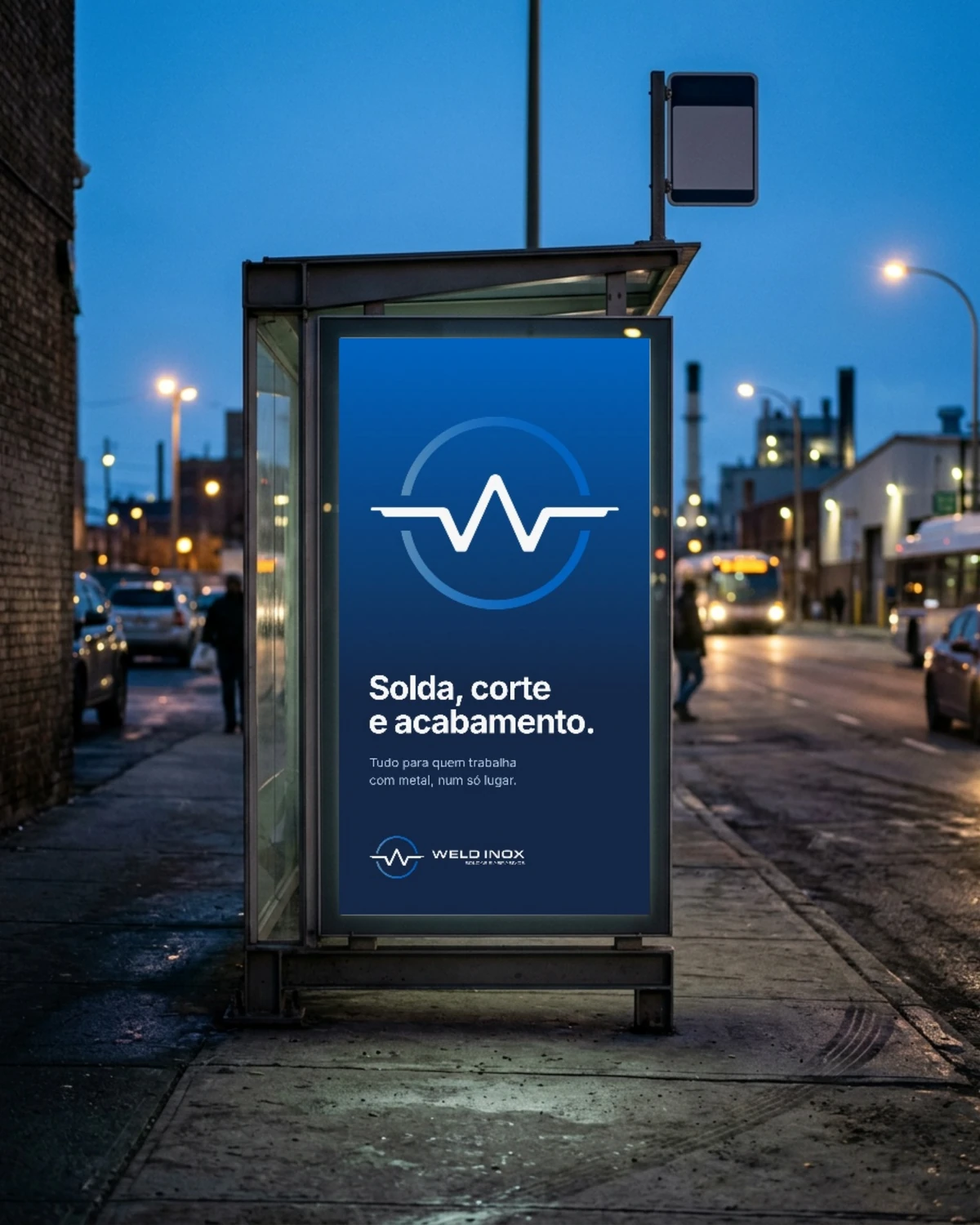 Cartaz da Weld Inox em um abrigo de ônibus à noite